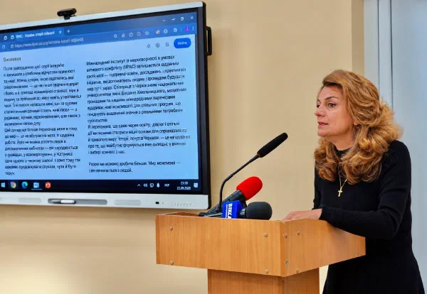 Dr. Mehri Hilton delivering the keynote address at Bohdan Khmelnytsky National University of Cherkasy.